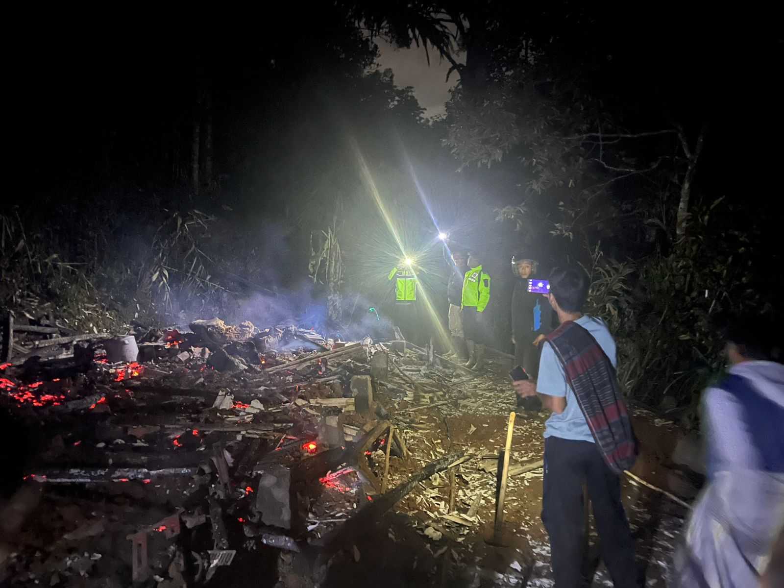 Polsek Banjarwangi Gerak Cepat Cek TKP, Rumah Warga Jayabakti Ludes Terbakar Diduga Akibat Korsleting